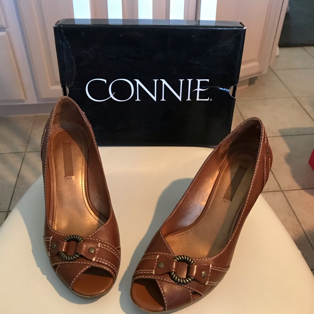 Open toe pumps